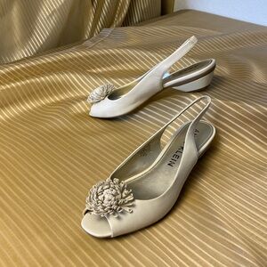 New ANNE KLEIN Flex low heels open toe women shoes. Off- white color. Size 8.5